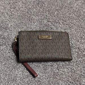 Michael Kors Jet Set Travel Signature Logo Smartphone Wallet